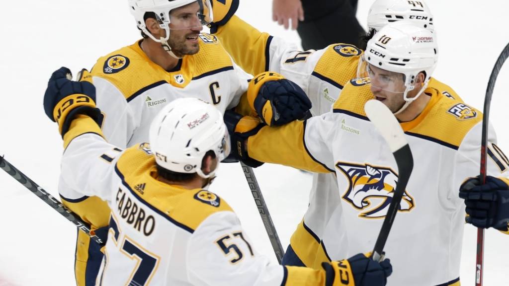 Roman Josi (links) lässt sich nach seinem Siegestreffer feiern