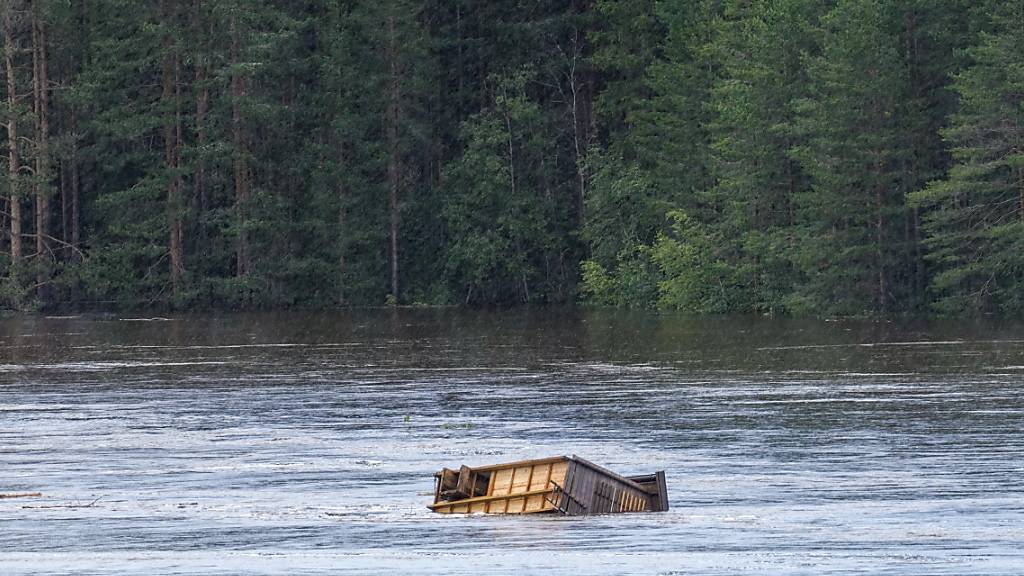 Ein überschwemmtes Haus treibt in Richtung Kraftwerk Braskreidfoss. Die extremwetterbedingten Überschwemmungen im Süden von Norwegen haben zu zahlreichen Erdrutschen und zur Evakuierung von Hunderten Menschen geführt. Foto: Cornelius Poppe/NTB Scanpix/AP/dpa