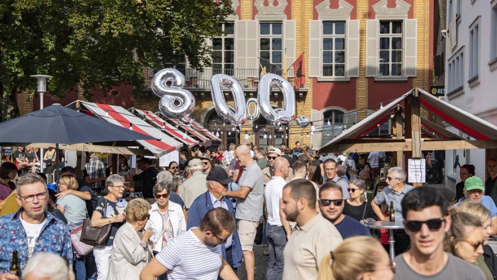 Besucherinnen und Besucher haben am Samstag das 800-jährige Bestehen des Urner Kantonshauptorts Altdorf mit Musik und Essensständen gefeiert.