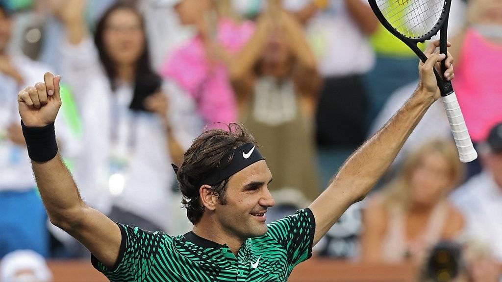 Roger Federer jubelt nach seinem Sieg gegen Rafael Nadal über den Einzug in die Viertelfinals