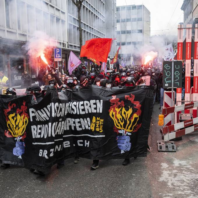 Mehr als 1500 ziehen an unbewilligter Frauendemo durch Zürich