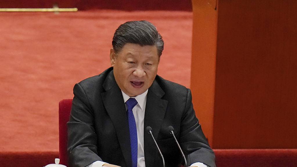Xi Jinping, Präsident von China, hält eine Rede bei einer Veranstaltung zum 110. Jahrestag der Xinhai-Revolution in der Großen Halle des Volkes in Peking. Foto: Andy Wong/AP/dpa