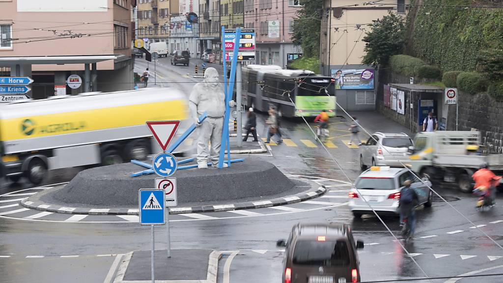 Ein Initiativkomitee findet, dass der Autoverkehr in der Stadt Luzern – im Bild der Kreisel am Kreuzstutz – zu wenig Platz hat. (Archivaufnahme)