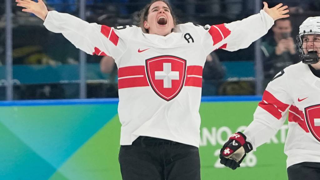 Alina Müller trägt an der Schlussfeier die Schweizer Fahne