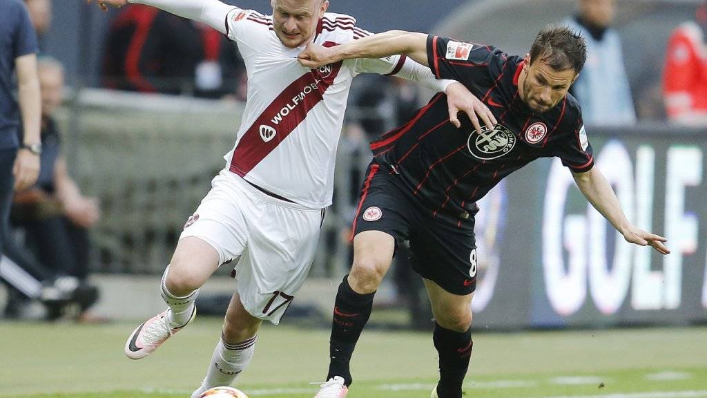 Frankfurts Bastian Oczipka (rechts) im Zweikampf mit Sebastian Kerk