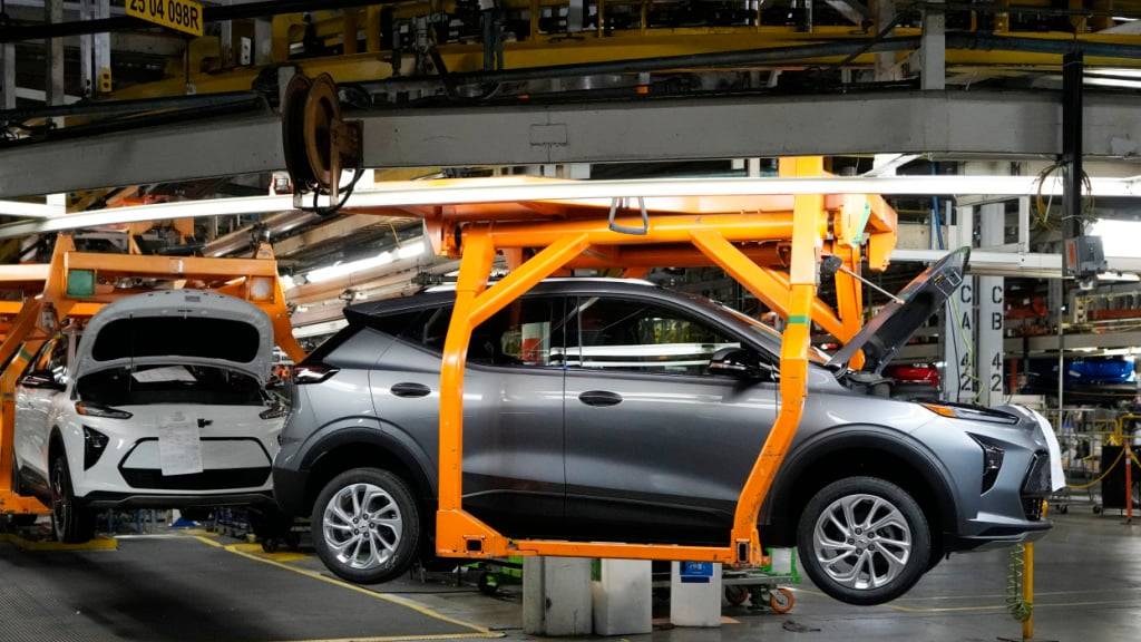 Donald Trumps Importzölle haben den US-Autoriesen General Motors im vergangenen Quartal 1,1 Milliarden Dollar gekostet. Der Gewinn brach dadurch im Jahresvergleich um 35 Prozent auf 1,9 Milliarden Dollar (1,5 Milliarden Franken) ein. (Archivbild)