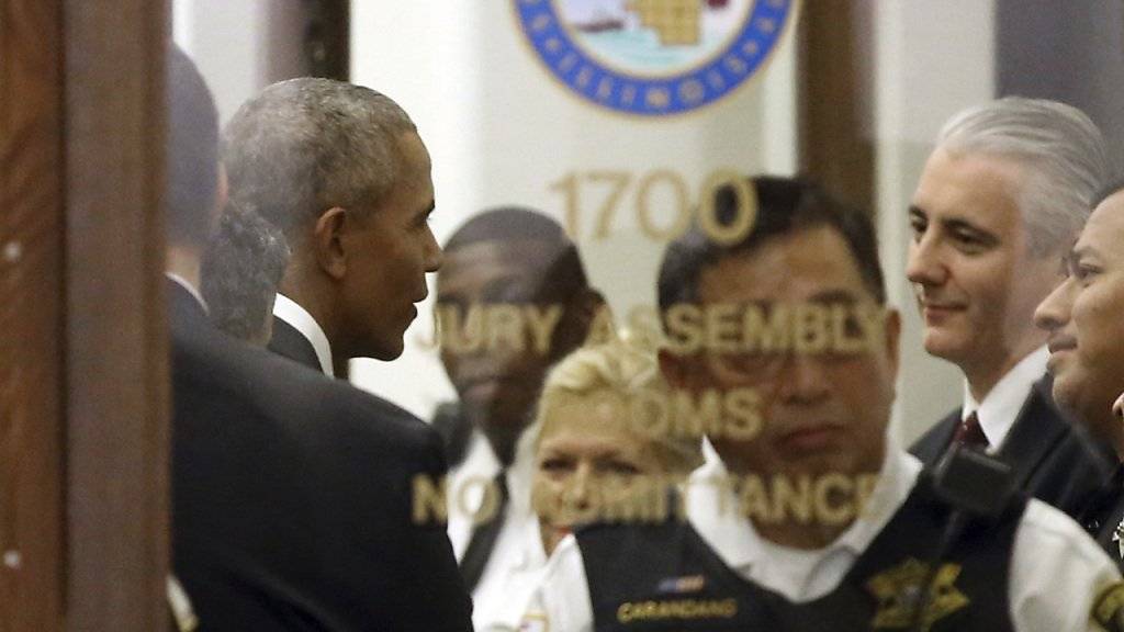 Ex-Präsident Barack Obama hat sich in seiner Heimatstadt Chicago zum Geschworenendienst gemeldet. Beim Betreten des Gebäudes begrüsste er zahlreiche Menschen. Ausgewählt wurde er am Ende aber nicht.