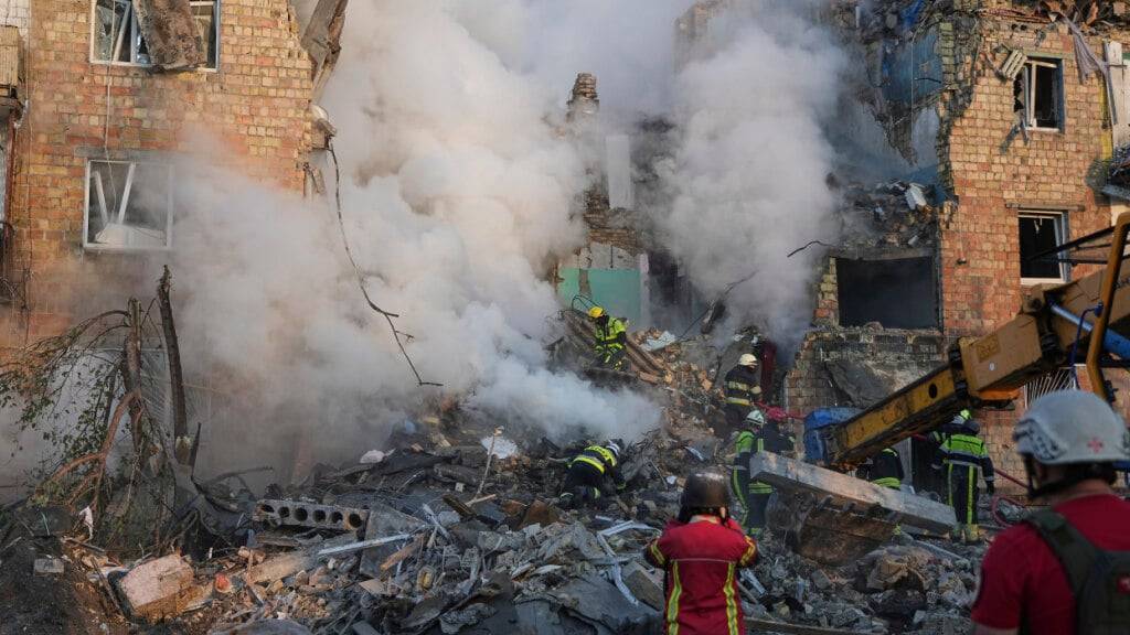 ARCHIV - Feuerwehrleute löschen ein brennendes Wohnhaus nach einem russischen Angriff. Foto: Efrem Lukatsky/AP/dpa