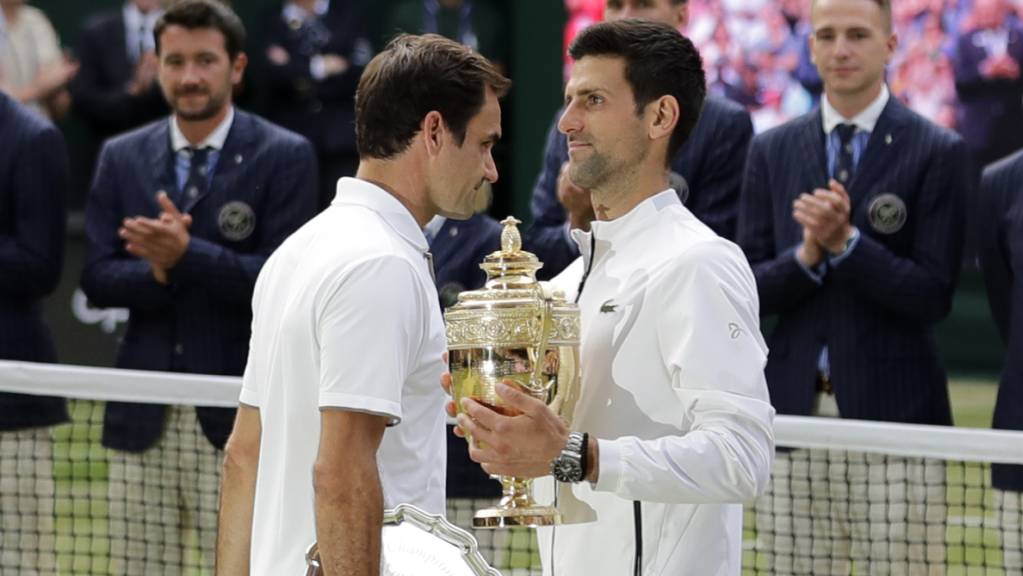 Das Bild, das Schweizer Tennisfans noch immer schmerzt: Vor zwei Jahren gewinnt Novak Djokovic im Wimbledonfinal, nachdem Roger Federer im fünften Satz zwei Matchbälle nicht nützen konnte.
