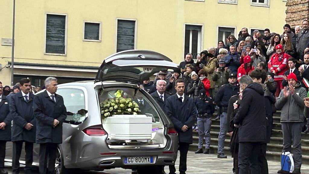 Mit einer riesigen Trauerfeier hat Italien Abschied von einer 22 Jahre alten Studentin genommen, die von ihrem Ex-Freund umgebracht wurde. An einem Gottesdienst in der norditalienischen Stadt Padua, wo der Sarg in der Basilika Santa Giustina aufgebahrt war, nahmen 1200 Menschen teil. Foto: Lucrezia Granzetti/LaPresse/AP/dpa