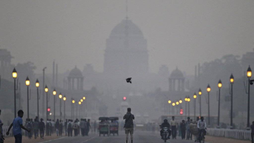 Der Präsidentenpalast in Neu Delhi im dicken Smog. Eine Mischung aus Nebel, Russ und Abgasen hüllt die indische Hauptstadt seit Tagen ein. (Archiv)