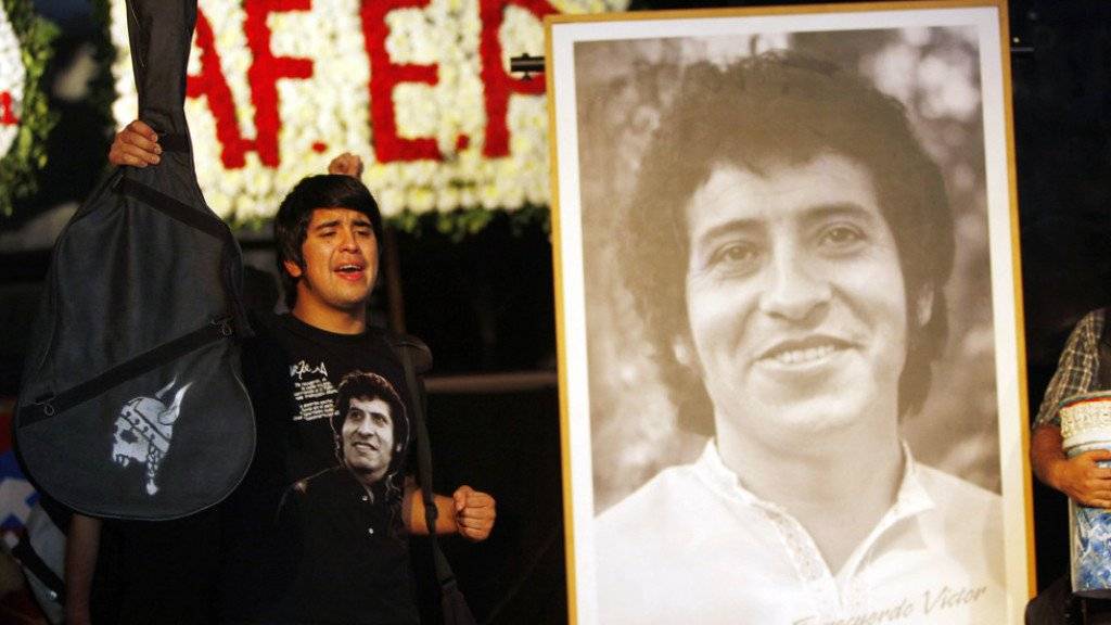 Fast 45 Jahre nach der Ermordung des chilenischen Sängers Víctor Jara sind ehemalige Militärs zu Gefängnisstrafen verurteilt worden. (Archivbild)