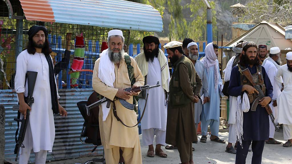 Kämpfer der Taliban stehen Wache an einem Grenzübergang. Laut Bericht der UN-Agentur zur Koordinierung humanitärer Hilfe (OCHA)am Mittwochabend ist die Sicherheitslage in Afghanistan seit der Machtübernahme der militant-islamistischen Taliban weitgehend ruhig. Foto: Muhammad Sajjad/AP/dpa
