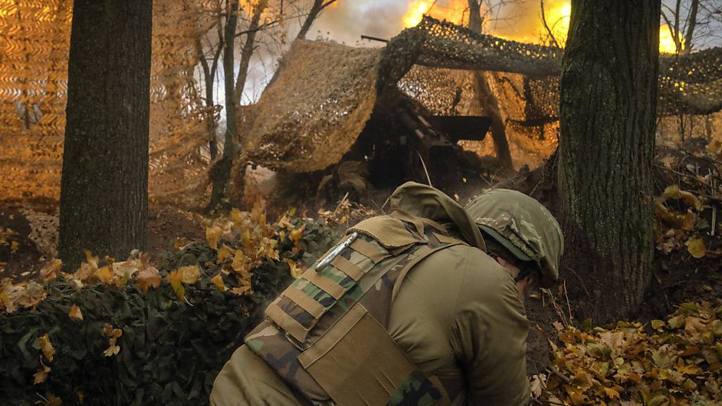 Ein Soldat der 13. Brigade der ukrainischen Nationalgarde feuert auf russische Stellungen in der Nähe von Charkiw, Ukraine. Foto: Efrem Lukatsky/AP/dpa