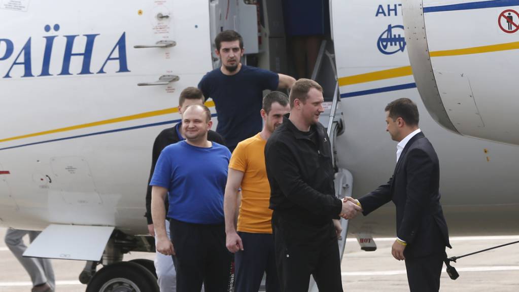 Der ukrainische Präsident Wolodymyr Selenskyj (r) nahm die ukrainischen Freigelassenen persönlich auf dem Rollfeld in Kiew in Empfang.