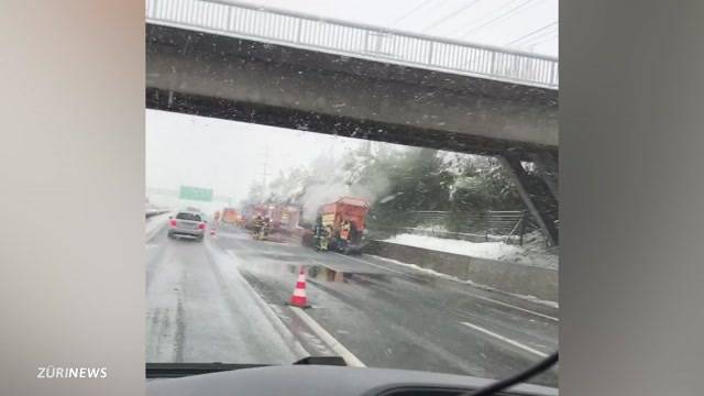 Schneeräumungsfahrzeug fängt Feuer