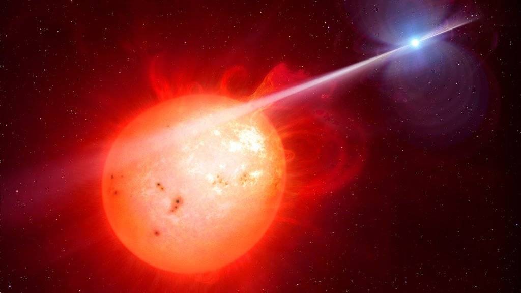 In einem seltsamen Doppelsternsystem grillt ein weisser Zwerg regelmässig seinen roten Begleiter mit einer Art Scheinwerferstrahl.