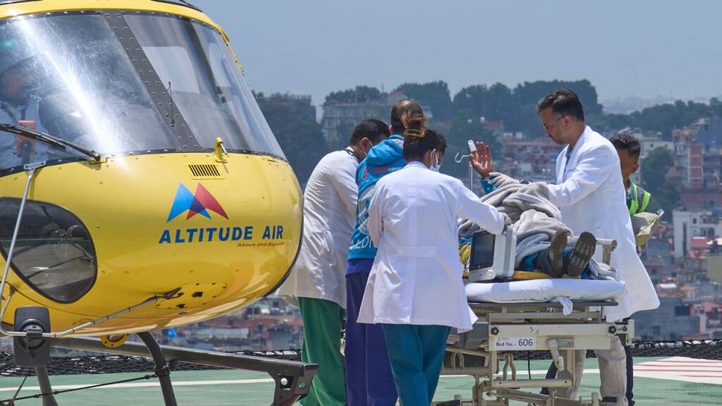 Sanitäter bringen Dawa Sherpa, einen Bergführer, der seit mehreren Tagen in der Everest-Region vermisst wurde, zur Behandlung ins Grande Hospital. Foto: Niranjan Shrestha/AP/dpa