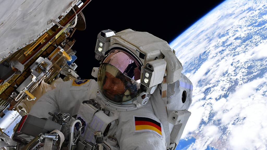 HANDOUT - Der deutsche Astronaut Matthias Maurer arbeitet während eines Außeneinsatzes an der Raumstation ISS. Foto: NASA/ESA/dpa - ACHTUNG: Nur zur redaktionellen Verwendung und nur mit vollständiger Nennung des vorstehenden Credits