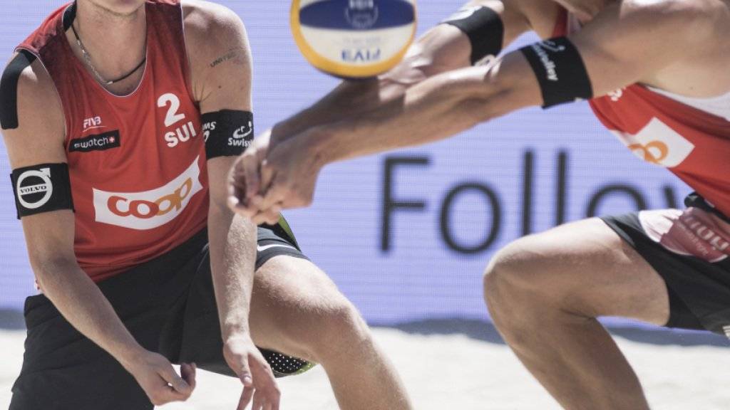 Adrian Heidrich (am Ball) und Mirco Gerson sind mit einem Zweisatzsieg in die Beachvolleyball-WM in Hamburg gestartet