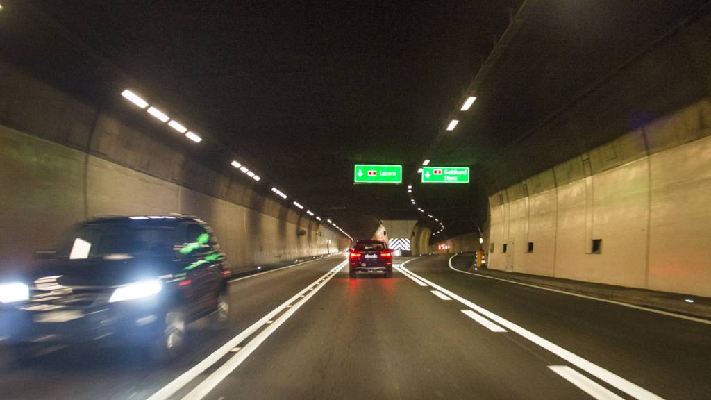 Kurz nach dem Ausgang des Loppertunnels verunfallte der mutmassliche Autodieb und wurde festgenommen. (Archivbild)