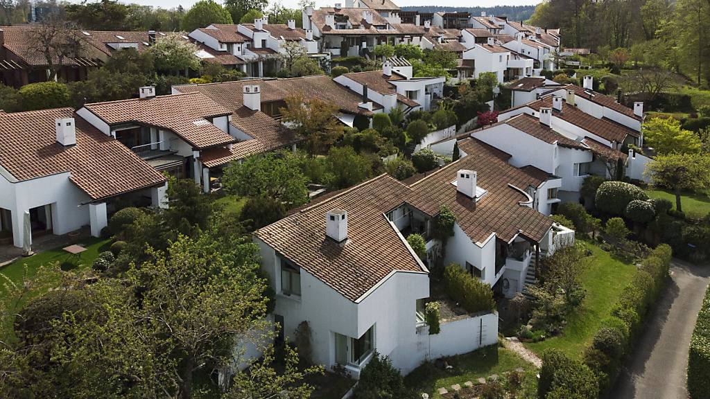 Im letzten Quartal hat der Markt für Wohneigentum ein gemischtes Bild gesendet. So wurden laut einer aktuellen Auswertung von Raiffeisen Schweiz Einfamilienhäuser günstiger, hingegen musste für Stockwerkeigentum mehr bezahlt werden. (Archivbild)