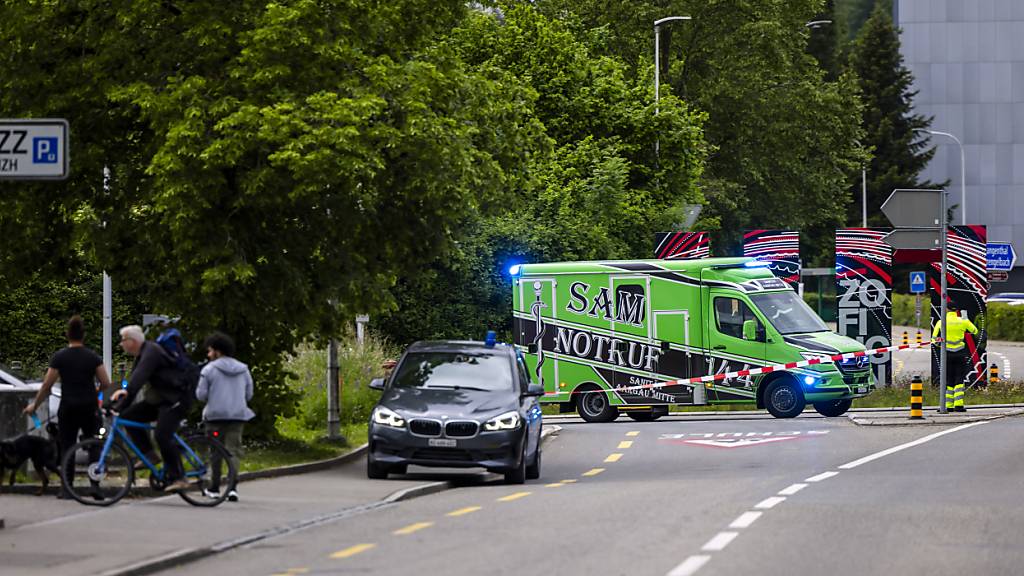 Der Messerangreifer verletzte in Zofingen sechs Menschen: Polizeifahrzeug und Ambulanz beim Bildungszentrums Zofingen BZZ. (Archivbild)