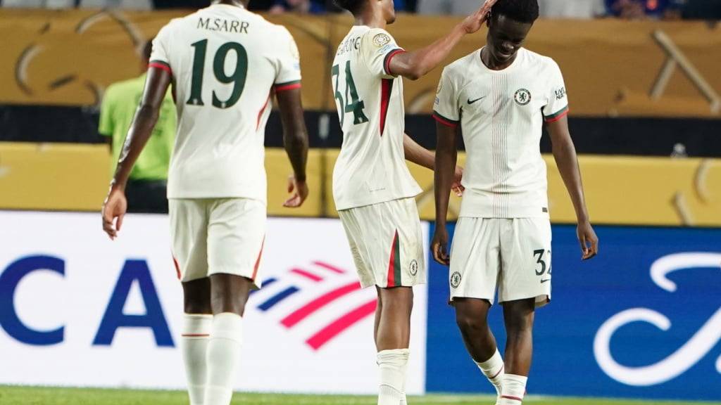 Tyrique George (rechts) traf für Chelsea in der Nachspielzeit zum 3:0