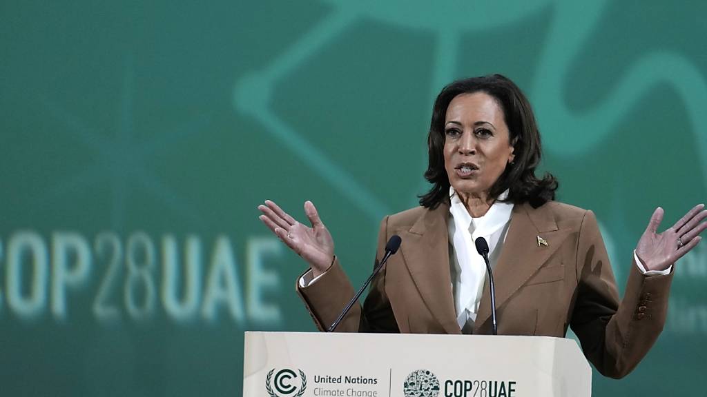 US-Vizepräsidentin Kamala Harris spricht auf dem UN-Klimagipfel COP28. Foto: Kamran Jebreili/AP/dpa