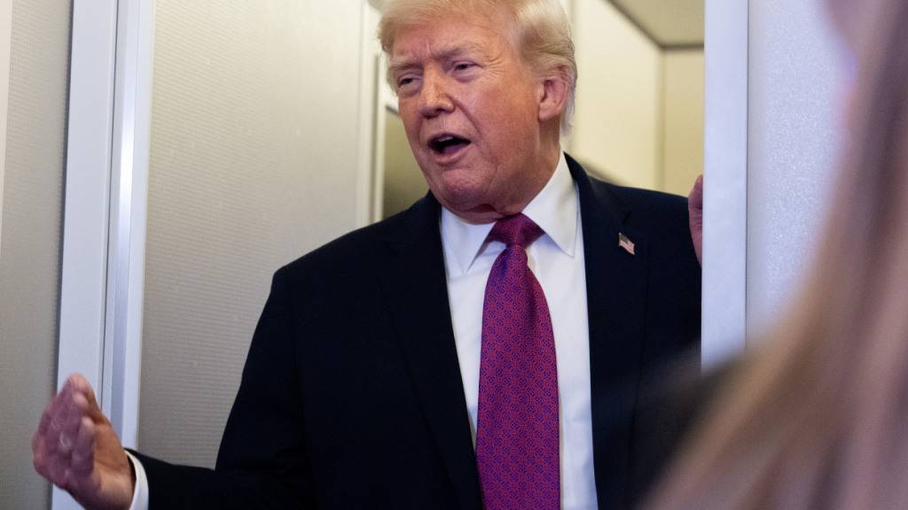 US-Präsident Donald Trump spricht mit Reportern an Bord der Air Force One auf dem Weg zur Joint Base Andrews. Foto: Alex Brandon/AP/dpa