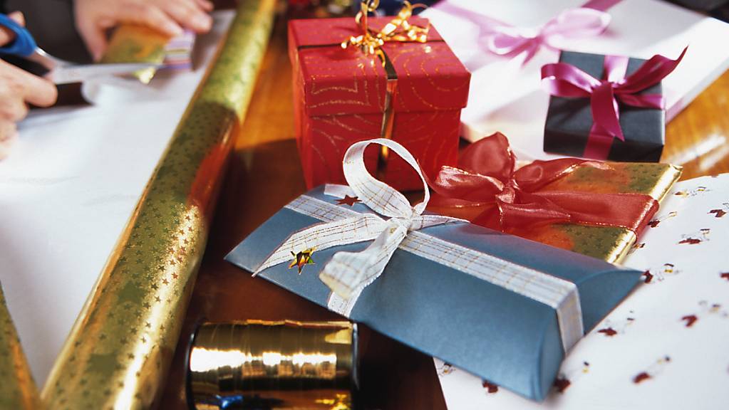 Die Schweizerinnen und Schweizer planen dieses Jahr so viel für Weihnachtsgeschenke auszugeben wie noch nie. (Archivbild)
