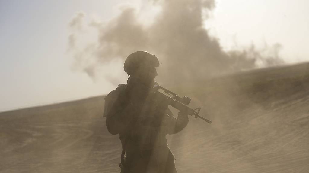 Ein israelischer Soldat steht in der Nähe der Grenze zum Gazastreifen im Süden Israels. Foto: Ohad Zwigenberg/AP/dpa