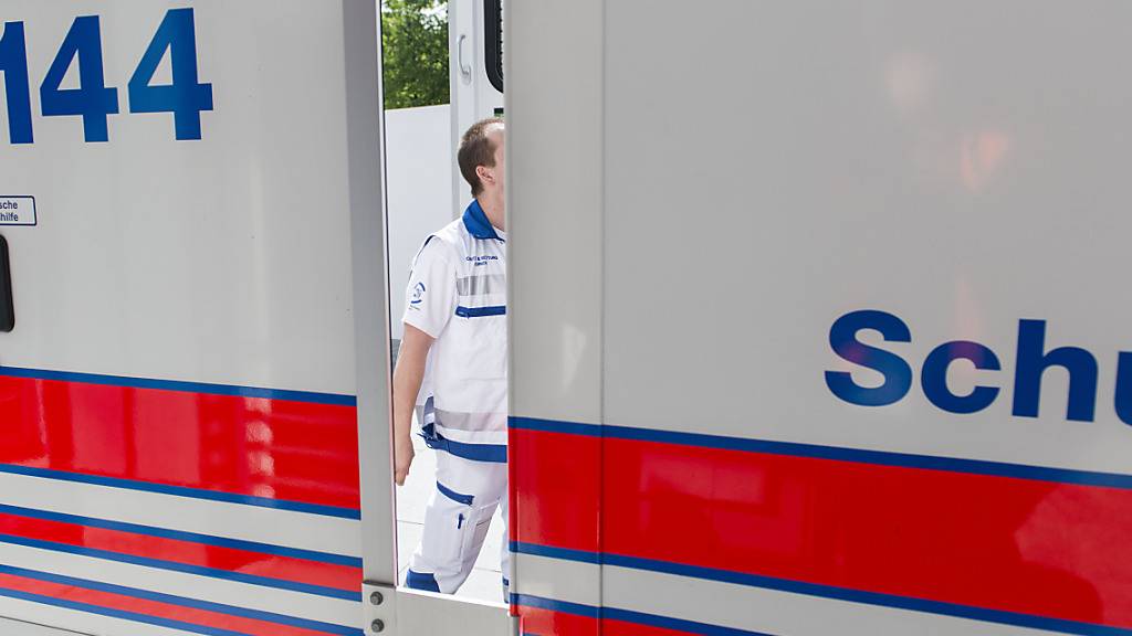 Ein Mann musste am Mittwochabend in Zürich mit Stichwunden ins Spital gebracht werden. (Symbolbild)