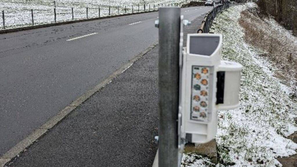 An der Klausenstrasse sind mehrere Wildtierwarngeräte installiert worden.