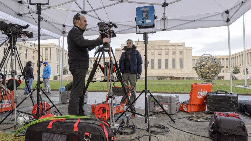 Vor dem Palais des Nations in Genf warten die Kamera-Teams auf den Beginn der Syrien-Gespräche.
