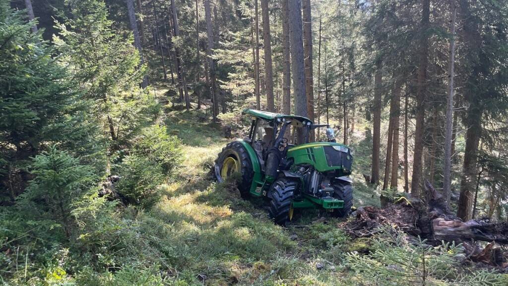 Traktor überschlägt sich in Brienz mehrfach einen Abhang hinab