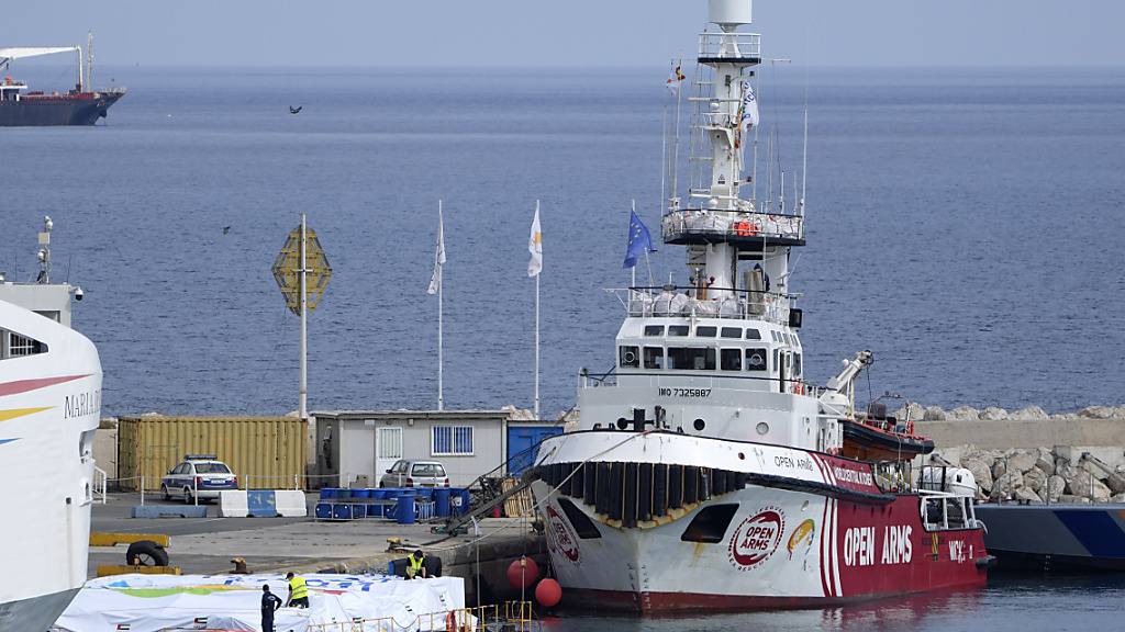 Das Schiff «Open Arms» soll eine Plattform mit Hilfsgütern - rund 200 Tonnen Trinkwasser, Medikamente und Lebensmittel - zum Gazastreifen bringen. Foto: Petros Karadjias/AP/dpa