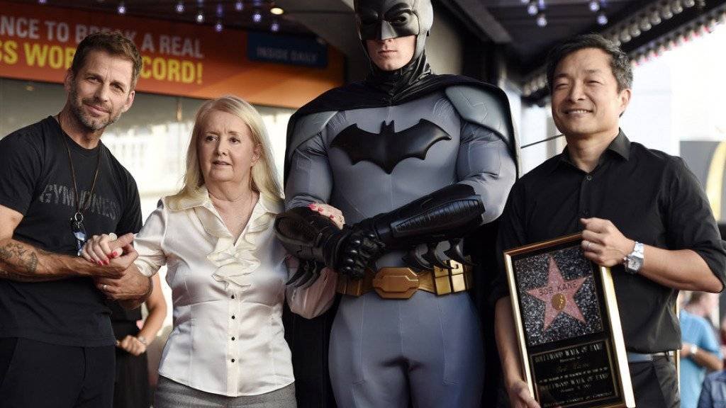 Ein neuer Stern auf dem Walk of Fame: Elizabeth Kane, die Witwe von Batman-Erfinder Bob Kane, posiert im Namen ihres posthum geehrten Mannes mit «Batman v Superman: Dawn of Justice»- Regisseur Zack Snyder (links), Batman und dem Künstler Jim Lee.