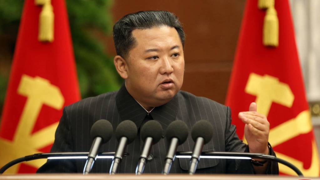 Dieses von der staatlichen nordkoreanischen Nachrichtenagentur zur Verfügung gestellte Foto zeigt Kim Jong Un, Machthaber von Nordkorea. Foto: -/KCNA/dpa - ACHTUNG: Nur zur redaktionellen Verwendung im Zusammenhang mit der aktuellen Berichterstattung und nur mit vollständiger Nennung des vorstehenden Credits