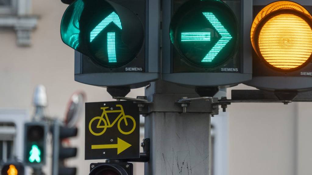 Die neu in die Signalisationsverordnung eingeführte Verkehrstafel, die es Velofahrenden erlaubt, bei Rotlicht nach rechts abzubiegen. (Archivbild)