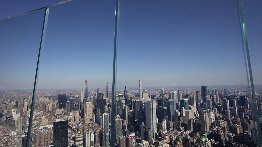 ARCHIV - Dicke Glasscheiben begrenzen die Outdoor-Aussichtsplattform «The Edge» im Stadtviertel «Hudson Yards» in New York. Foto: Mark Lennihan/AP/dpa