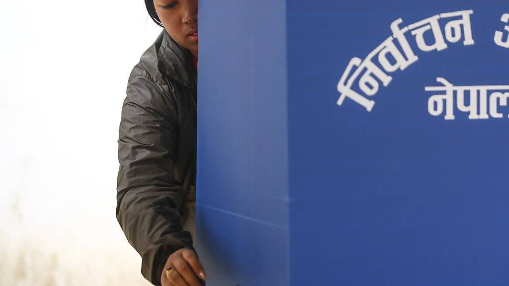 Nepalesin bei der Stimmabgabe in Kathmandu