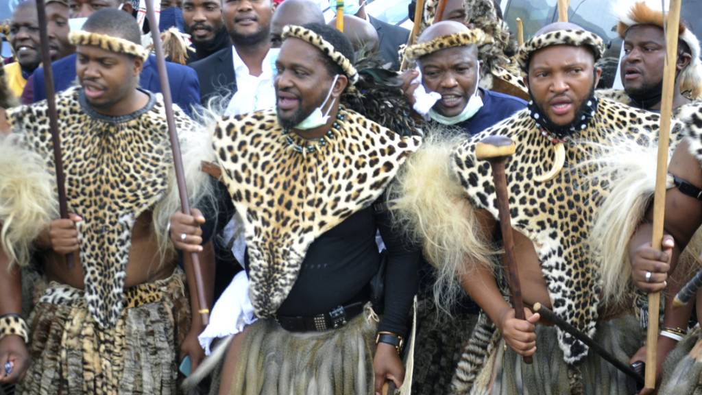 Prinz Misuzulu Zulu (M), nimmt mit anderen Personen ind traditioneller Kleidung im KwaKhangelamankengane Palast an einer Zeremonie teil. Foto: Uncredited/AP/dpa