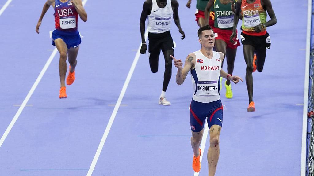 Die entscheidende Szene: Jakob Ingebrigtsen jubelt als Sieger, während Grant Fisher (USA/ganz links) Dominic Lobalu (in weiss) noch abfängt