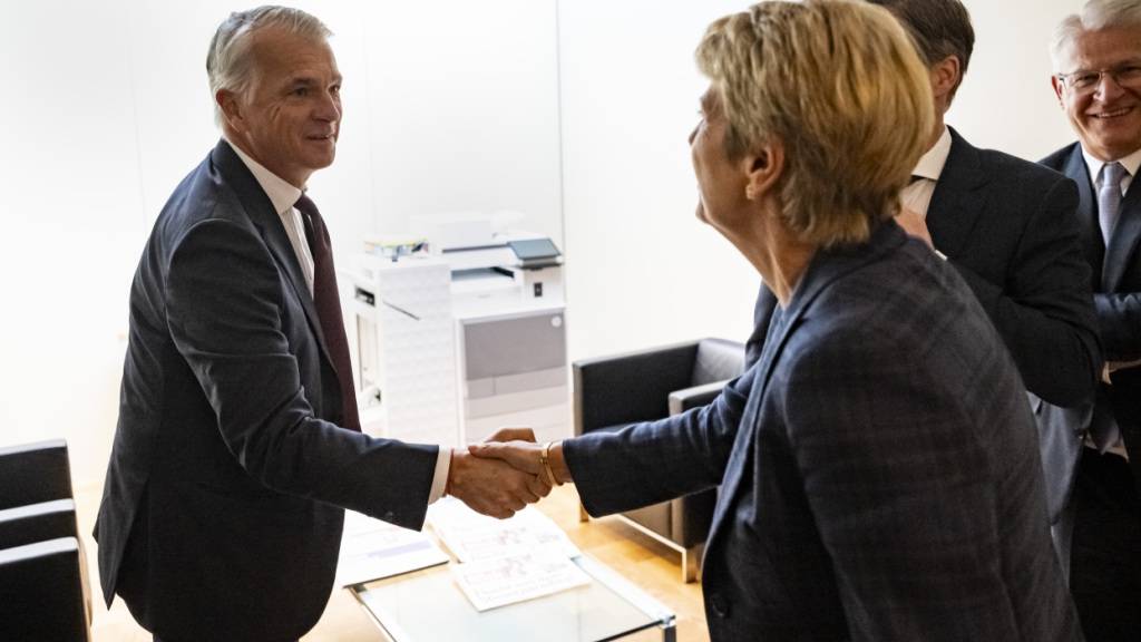 UBS-Chef Sergio Ermotti und Finanzministerin Karin Keller-Sutter begrüssen sich vor der Anhörung durch die Wirtschaftskommission des Nationalrats.