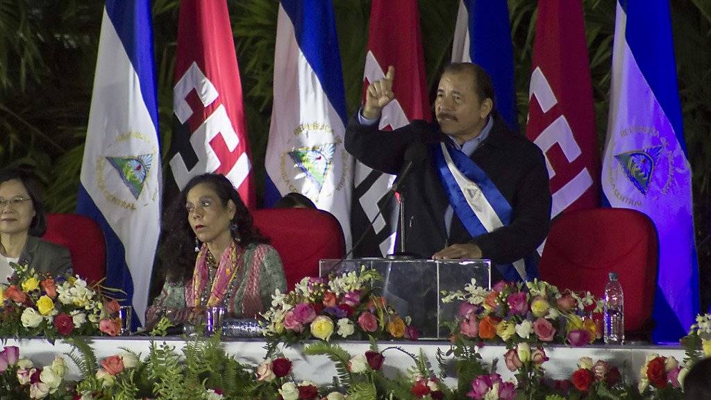 Nicaraguas Präsident Daniel Ortega hält eine Rede während seiner Amtseinsetzung an der Seite seiner Ehefrau und Vizepräsidentin Rosario Murillo.