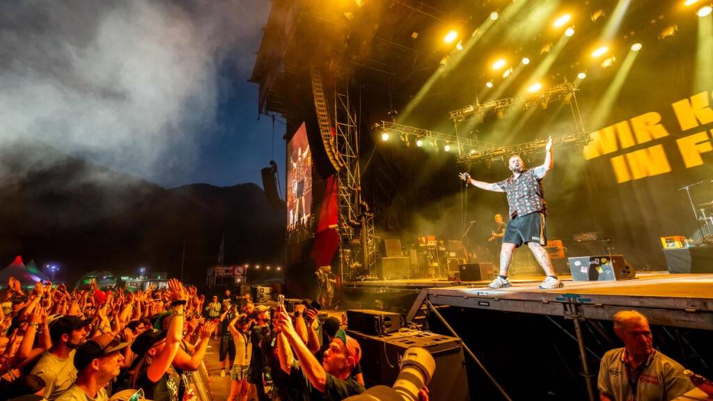 Die deutsche Punkband Feine Sahne Fischfilet spielt am 7. Dezember in Zürich (im Bild am Openair Gampel). Nur einen Steinwurf entfernt treten die Böhsen Onkelz auf. Beide Bands haben eine kontroverse Vergangenheit. (Archivbild)