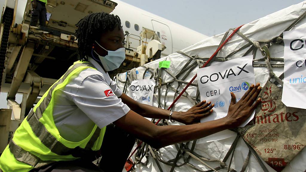 Eine Lieferung des Impfstoff der Covax-Initioative wird am Flughafen in Abidjan, Elfenbeinküste, verladen. Ein Großteil der Impfdosen soll aus Indien kommen. Foto: Diomande Ble Blonde/AP/dpa