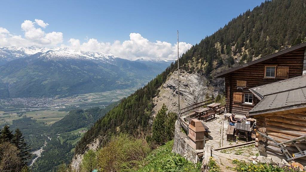 Im vergangenen Jahr sind in den 150 Hütten des Schweizer Alpen-Clubs mit 304'000 Reservationen etwas mehr Übernachtungen als im Vorjahr gebucht worden. Der schöne Sommer und Herbst konnten den schlechten Winter auffangen. (Archivbild)