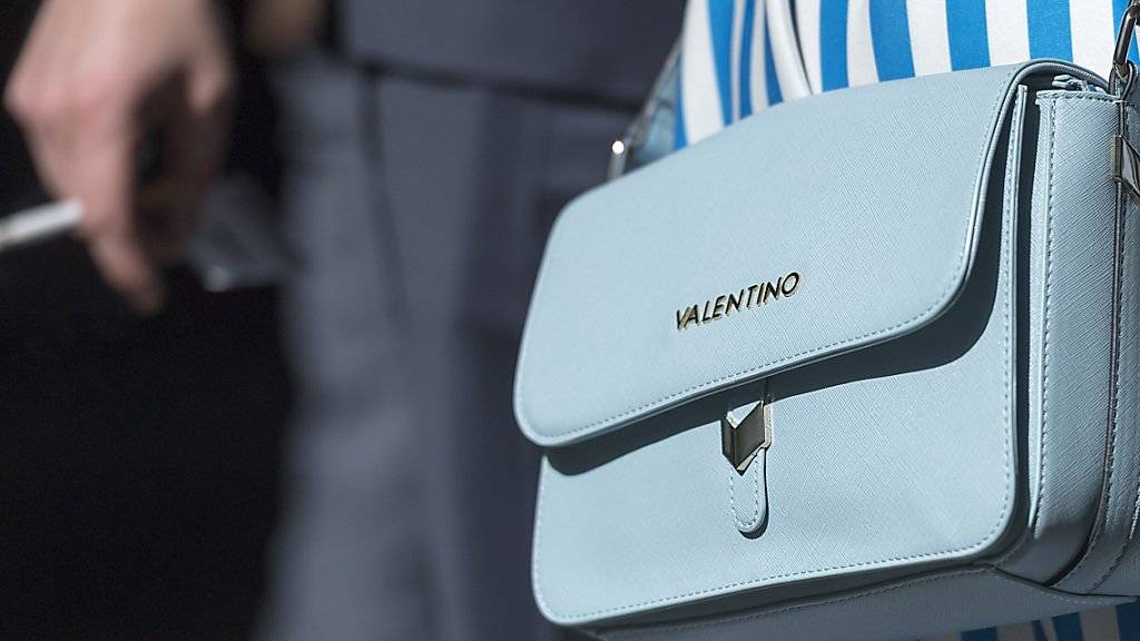 Handtaschen von Marken wie Gucci, Longchamp und Valentino leistete sich die Frau unter anderem mit dem veruntreuten Geld. (Archivbild)